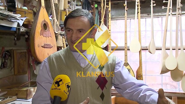 Mesuesi qe prodhon çifteli/ Pasioni i artizanit po mban gjalle traditen e çmuar