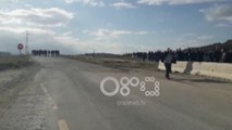 Ora News-  Naftëtarët e Fierit nisen në këmbë drejt Tiranës, kërkojnë pagën e prambetur