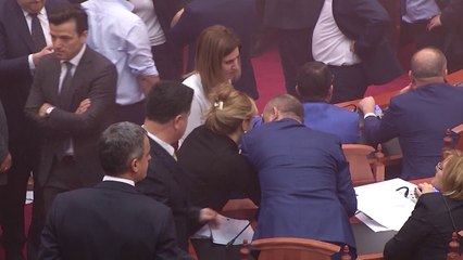 Ora News- Deputetet e opozitës letër Ruçit: Dëno dhunuesit e Mehmetaj dhe Kerpaçit