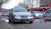 Report TV - Aksident në Tiranë, ‘Benz’-i përplas kalimtaren, zonja në gjendje të rëndë në spital