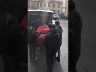 Ora News - Arkivoli i Florencit drejt Shqipërisë i mbuluar me flamurin shqiptar