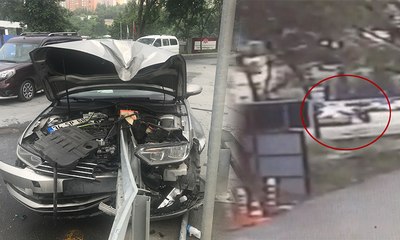 Motosikletlinin sıkıştırdığı otomobil bariyerlere ok gibi saplandı