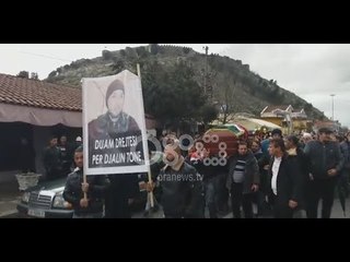 Ora News - Me pankartat "Duam drejtësi!" Shkodra i jep lamtumirën Florenc Beqirajt