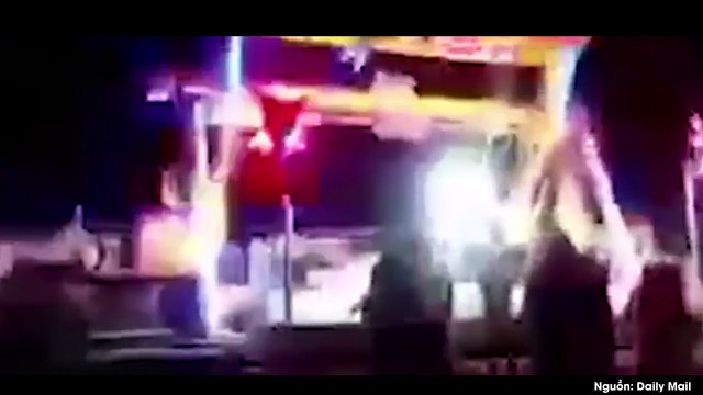 Kinh hoàng cảnh tượng hai mẹ con chơi đu quay mạo hiểm bị rơi xuống đất