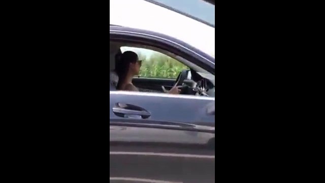 Thật không hiểu nổi vì sao các cô gái này lại lấy được bằng lái!