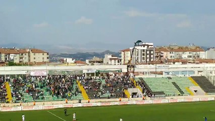 Il loue une grue parce qu'il est interdit de stade