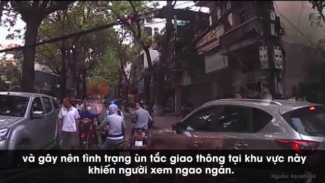 Xe ô tô chạy ngược chiều gây tắc đường bị du khách Tây chặn đầu và đấm vỡ kính chắn