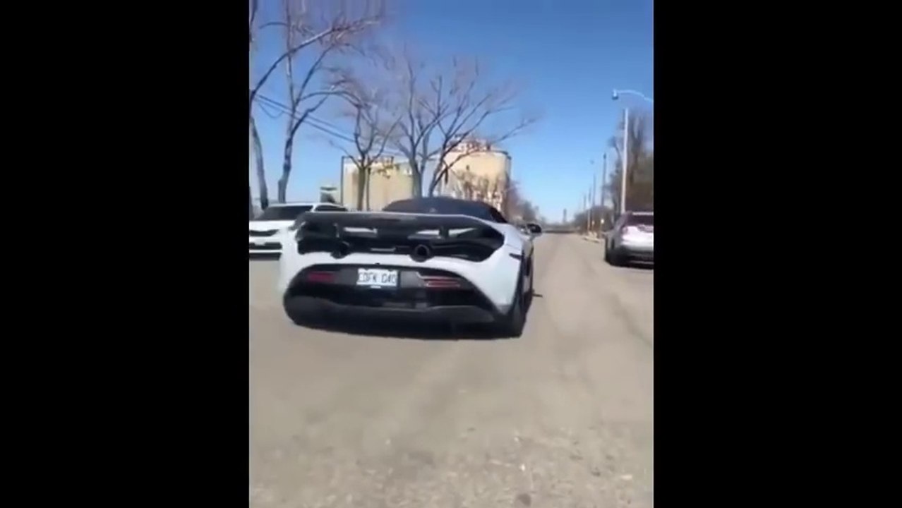 Ce jeune riche explose sa McLaren 720s dans une...