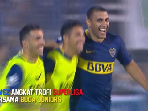 Tevez Angkat Trofi Superliga Bersama Boca Juniors
