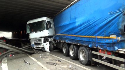 Bariyerlere çarpan TIR yolu kapattı: 2 yaralı