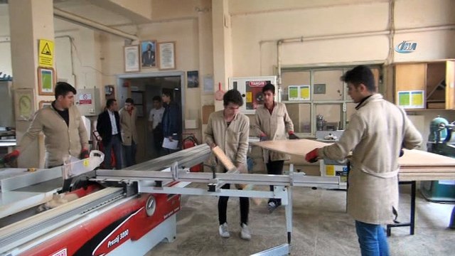 Fabrika gibi çalışan okuldan muhtaç öğrencilere mobilya yardımı