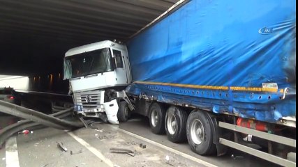 Kocaeli'de Bariyerlere Çarpan TIR Yolu Kapattı!