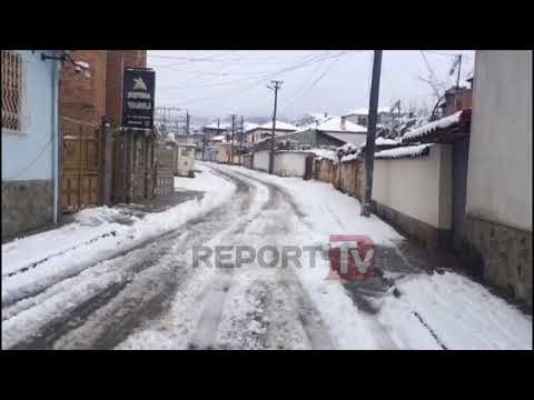Report TV - Reshjet e dëborës krijojnë vështirësi për lëvizjen e automjeteve në Korçë