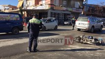 Report TV - Aksident në Elbasan, makina përplas motoçikletën, plagoset rëndë një person