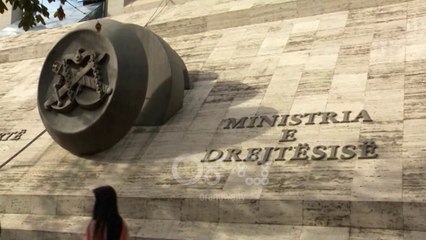 Ora News -  Shefi dhe 11 policë të burgut të Shën Kollit në hetim, lejuan festën e të dënuarve