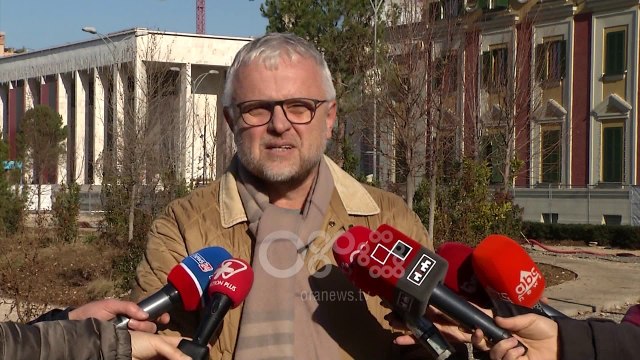 Ora News - Punimet në sheshin Skënderbej , bllokohen dy akse te tjera që lidhin sheshin