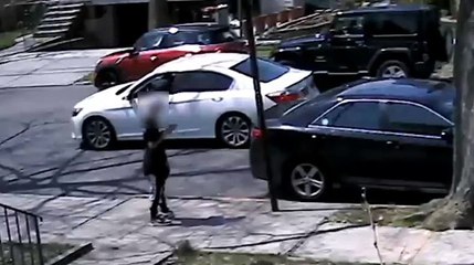 3 hommes volent volent des Air Jordan aux pieds d'un mec