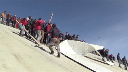 Ora News -  Mirditë, momenti kur protestuesit heqin mozaikun me flamurin turk