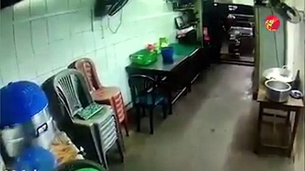 ျပည္ၿမိဳ႕တြင္ ရဲတပ္ဖြဲ႔ဝင္မ်ားအား ဓါးျဖင့္ ခုခံသူကို ပစ္ခတ္ဖမ္းဆီး (႐ုပ္/သံ)