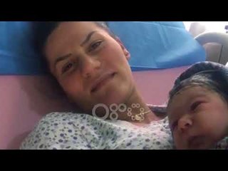 Ora News - Burreli bëhet me gjinekologë, mjekët nga Tirana tregojnë lindjen e parë