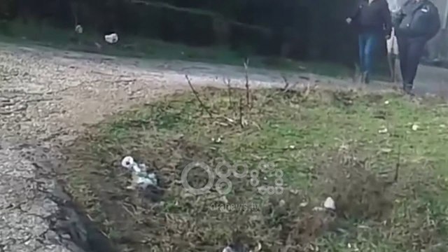 Ora News - Krisja e pallatit në Gjirokastër, banorët kalojnë natën jashtë