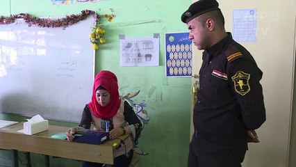 القوات الأمنية العراقية تنتخب في عملية تصويت خاصة قبل الانتخابات التشريعة