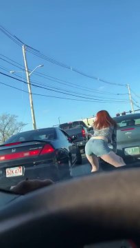 Un road rage comme on voudrait en voir plus souvent... Elle montre ses fesses
