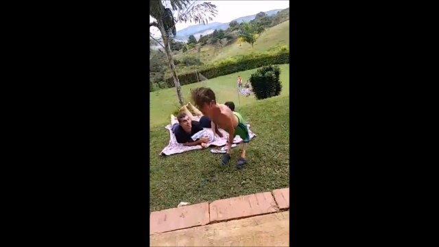 Cet handicapé adore la musique et le montre en faisant une danse énorme