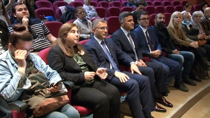 Sokak hayvanları ile ilgili  seminere köpek ve kedileri ile katıldılar