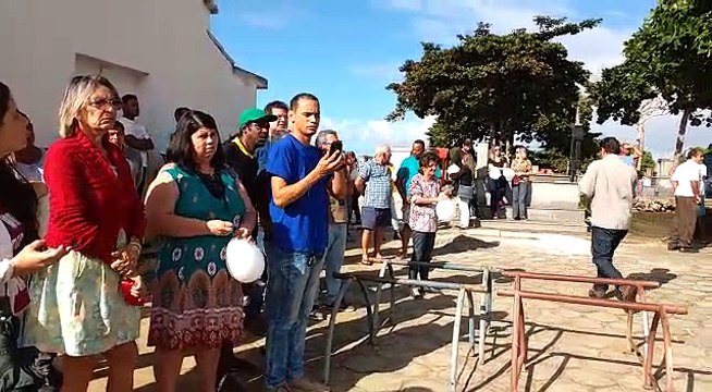 Populares, amigos e familiares enchem bolas brancas no Cemitério São José, em Linhares, onde os irmãos serão enterrados, nesta quinta-feira (10)