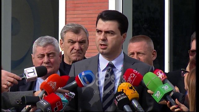 Ora News - Basha: Haki Çako kokë turku, Rama drejton kupolën e drogës. Reagon edhe Vasili