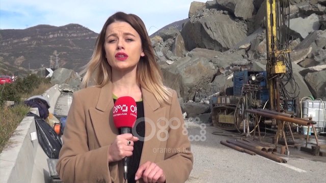 Ora News - Shembja masive, vazhdon rënia e gurëve në autostradën Tiranë-Elbasan