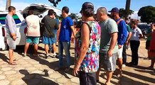 Corpos dos irmão são retirados de carro da funerária no Cemitério São José, em Linhares, onde serão enterrados, nesta quinta-feira (10)