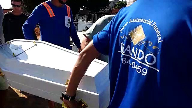 Corpos de irmãos são carregados pelo Cemitério São José, em Linhares, onde serão enterrados, nesta quinta-feira (10)