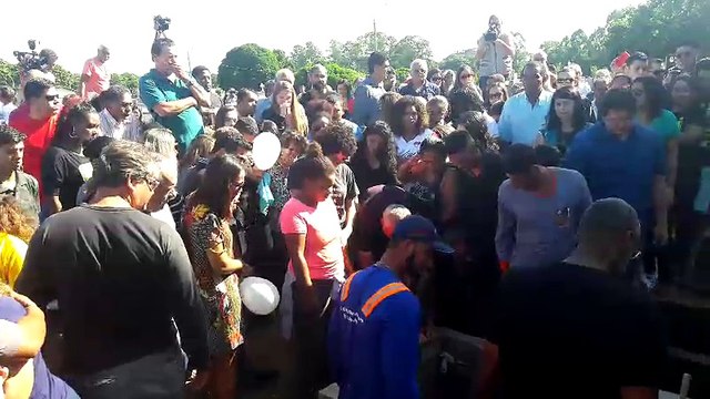 Pastora Juliana Salles é amparada pelo pai durante enterro dos filhos na manhã desta quinta-feira (10)