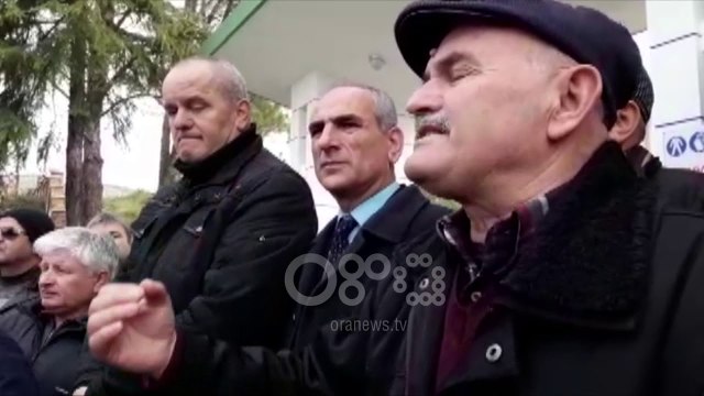 Ora News - Naftëtarët e Ballshit kërkojnë vënien në punë të Uzinës