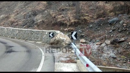 Download Video: Report TV - Rrëshqitje gurësh e dherash në aksin Kukës-Shishtavec, vështirësi kalimi