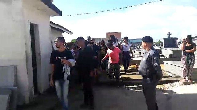 Pastora Juliana Salles deixa o cemitério amparada por familiares