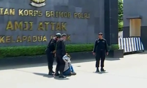 Pria Mencurigakan di Depan Mako Brimob