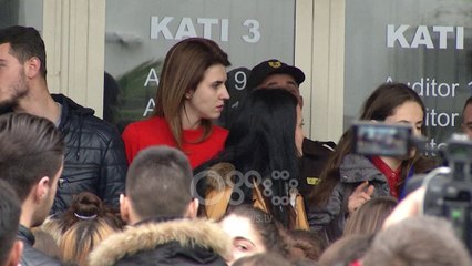 Ora News - Studentët e infermierisë në protestë: Heqja e sezonit të provimit na rrezikon diplomën