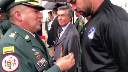  Condecoración para el capitán Andrés Felipe Cadavid de parte del ejercito de Colombia
