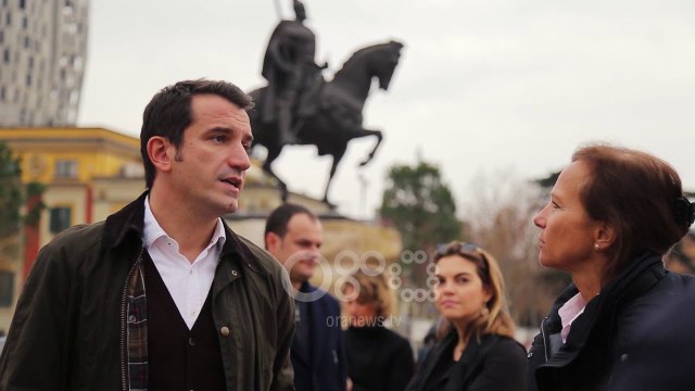 Ora News - Tirana si Vjena, në sheshin “Skënderbej” vendosen 41 stola shumëngjyrësh