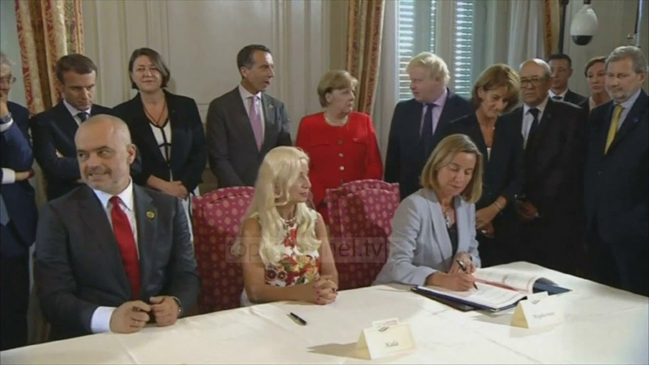 Hahn i përgjigjet “Syriza”-s për tekstet shkollore - Top Channel Albania - News - Lajme