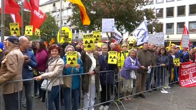 Macron bekommt Karlspreis und wird von Atomkraftgegnern empfangen