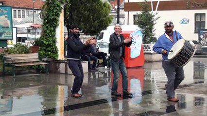 İşitme engellilerden davullu düdüklü eylem