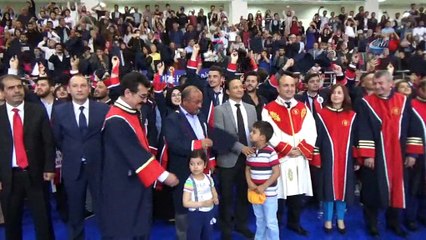 60 yaşından sonra üniversiteye başlayıp mezun oldu