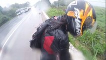 Thaïlande : Un motard sauve sa copine après une chute sous la pluie !