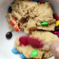 Dieser Riesen-Cookie mit 6 verschiedenen Geschmacksrichtungen ist einfach nur der Hammer!Hier das komplette Rezept: