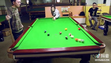 Jouer au billard avec cette fille ne dure pas très longtemps
