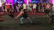 Une femme ivre interrompe des breakdancers pour faire  des backflips ! Incroyable !